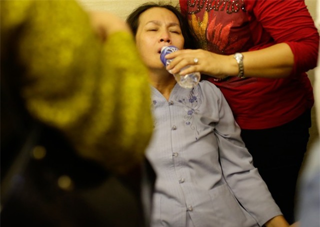 Mẹ và chị ngất xỉu trong lễ hỏa táng Duy Nhân