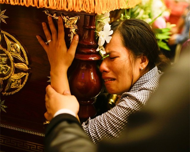 Mẹ và chị ngất xỉu trong lễ hỏa táng Duy Nhân