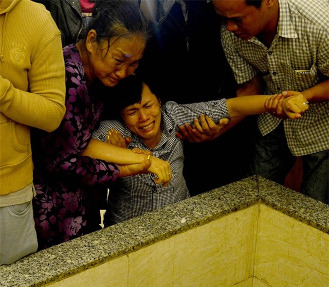 Mẹ và chị ngất xỉu trong lễ hỏa táng Duy Nhân