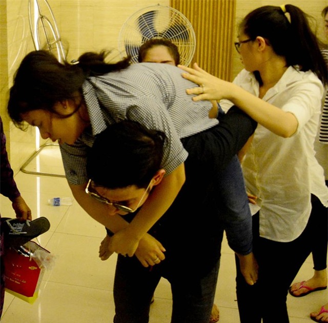 Mẹ và chị ngất xỉu trong lễ hỏa táng Duy Nhân