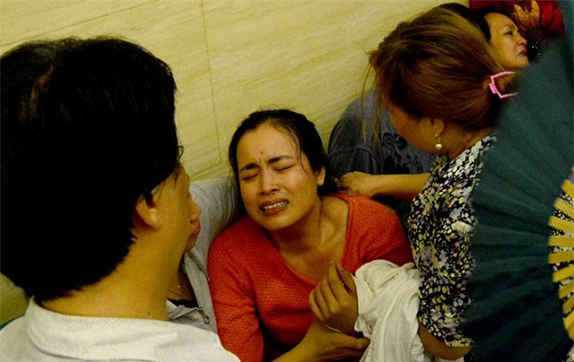 Mẹ và chị ngất xỉu trong lễ hỏa táng Duy Nhân