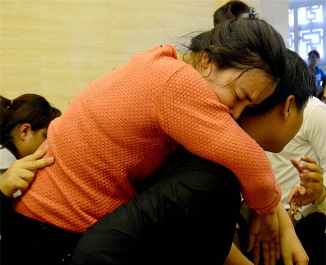 Mẹ và chị ngất xỉu trong lễ hỏa táng Duy Nhân