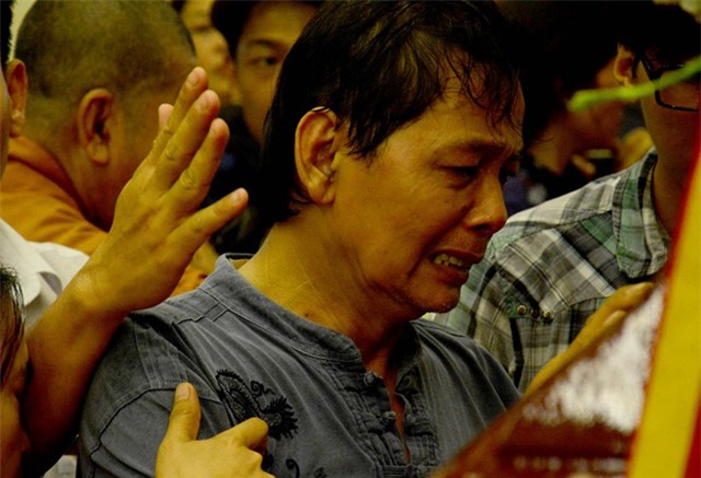 Mẹ và chị ngất xỉu trong lễ hỏa táng Duy Nhân