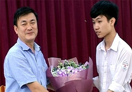 Phó Chủ tịch UBND tỉnh Nghệ An Nguyễn Chiến Thắng tặng quà học sinh Trần Quang Huy được dự thi Olympic Vật lý châu Á.