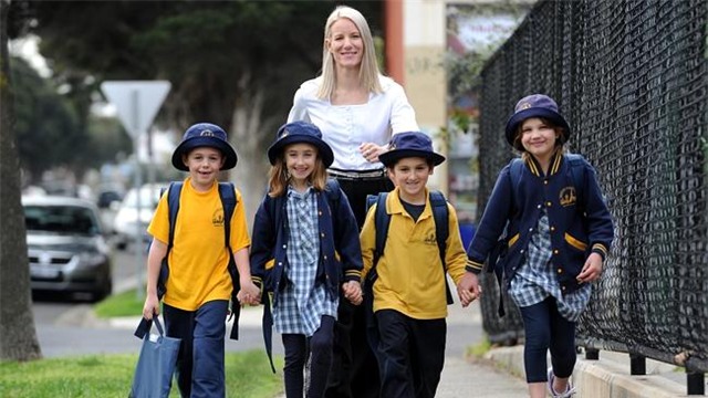 Anh phạt tiền cha mẹ để con đi học muộn