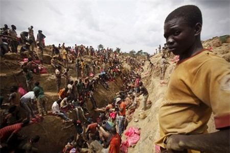Nghin nguoi tranh nhau dao vang o Bo Bien Nga