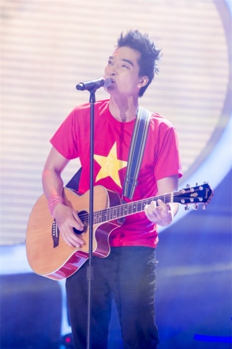 Khương Ngọc không còn phá cách hay hóm hỉnh khi hóa thành Tạ Quang Thắng với bài hát Lá cờ. Anh thay đổi phong cách, xuất hiện chững chạc với áo thun có in cờ đỏ sao vàng. Nam diễn viên tự đánh ghita và thêm cách nhấn nhá trong bài hát với cách phát âm lạ lẫm.