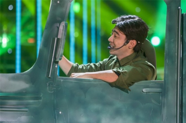 Khác với Thanh Duy, Mai Quốc Việt được mệnh danh là “phù thủy giọng hát” nhờ biệt tài giả giọng. Tuy nhiên, anh không có thế mạnh trong diễn xuất nên chưa tỏa sáng như mong đợi. Lần này, cựu thành viên nhóm It’s Time đóng giả thành NSND Trung Đức trong ca khúc Chào em cô gái sông Hồng.