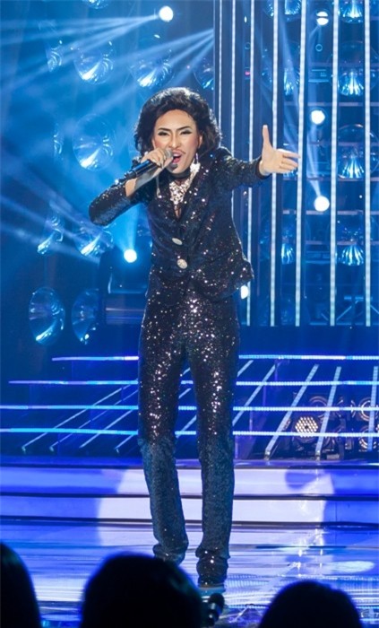 Đức Huy đánh giá: “Tuấn Anh hát rất rõ, nhất là những âm vực dấu hỏi. Tôi thấy hôm nay bạn diễn rất tốt, nhất là phần lắc hông của bạn giống lắm. Tôi rất bất ngờ”.