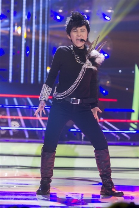 Ngọc Liên tập nhếch mép, quan sát từng động tác, vũ điệu của Dương Triệu Vũ trong ca khúc Đừng lừa dối. Nữ ca sĩ hải ngoại hy vọng cô sẽ tỏa sáng nhờ tiết mục này.