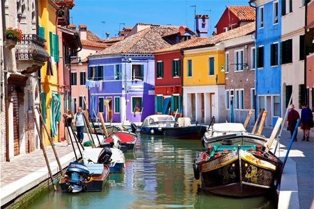 Via Galuppi, Burano, Italy: Venice nổi tiếng với những con kênh đào tuyệt đẹp, nhưng ấn tượng hơn cả chính là hòn đảo nhỏ có tên Burano. Tất cả các căn nhà trên hòn đảo rộng 21 ha này đều được sơn bằng những màu sắc rực rỡ như đỏ, vàng, xanh, lam, hồng... Phần lớn hệ thống nhà cửa trên đảo là các khu nhà ở của người dân xen kẽ với một vài không gian trồng cây xanh nhỏ nhắn xen kẽ. Phố chính trên đảo Via Galuppi với các cửa hàng lưu niệm, bar, nhà hàng cũng được sơn phết sặc sỡ. Tương truyền những ngôi nhà này được sơn để dễ phân biệt trong mùa sương mù.
