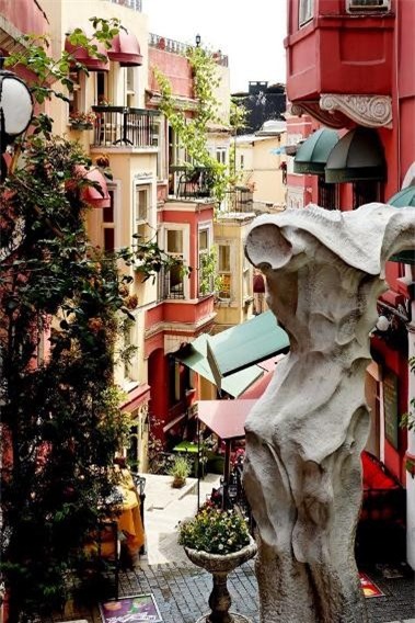 La Rue Française, Istanbul, Thổ Nhĩ Kỳ: Đất nước này vốn nổi tiếng với kiến trúc tuyệt đẹp, nhưng ở con phố này lại đặc biệt ấn tượng với những hàng ăn, quán cà phê, quán rượu kiểu Pháp nằm dưới những tòa nhà nhiều màu sắc. La Rue Française luôn tràn ngập âm nhạc vào bất kỳ thời điểm nào trong ngày.