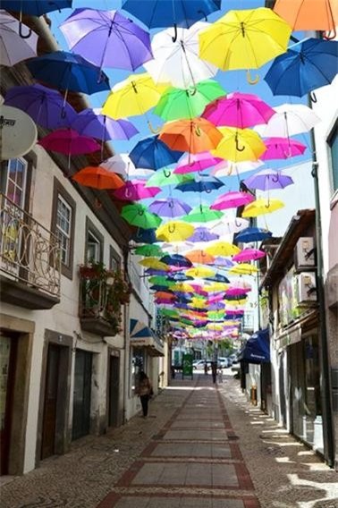 Rua Luis de Camões, Águeda, Bồ Đào Nha: Thành phố Águeda biến mùa hè rực lửa thành không gian sống động nhiều màu sắc. Đây chính là dự án Umbrella Sky của công ty Sexta Feira, với ý tưởng treo hàng trăm chiếc ô sặc sỡ trên bầu trời. Năm nay, thành phố bắt đầu treo ô vào tháng 7. Rua Luis de Camões là một trong những đường phố đẹp, rực rỡ và nghệ thuật nhất.