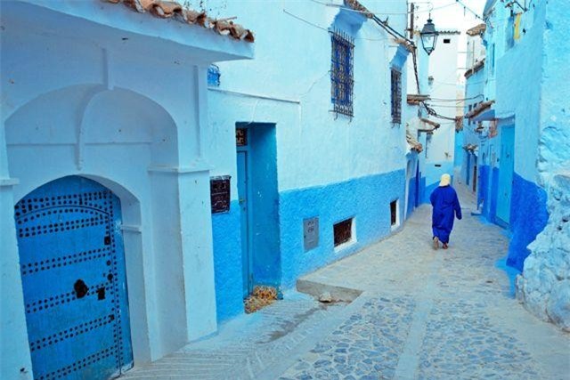 Rue Targui, Chefchaouen, Morocco: Nằm trên vùng núi heo hút, thành phố này cách biệt thế giới trong gần nửa thiên niên kỷ và có màu xanh dương đặc trưng. Màu sơn này được dùng để chống muỗi. Rue Targui là con phố chính với những hẻm ngõ ngoằn ngoèo cùng màu thiên thanh tuyệt đẹp.