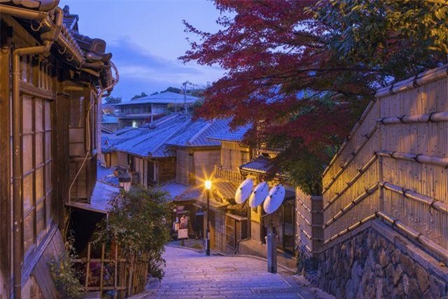 Ninen-Zaka, Kyoto, Nhật Bản: Ninen-zaka và phố Sannen-zaka song song với nó là hai con phố được bảo tồn cẩn thận nhất ở cố đô Nhật Bản. Du khách có thể tìm được các cửa hiệu bán từ những dụng cụ chăm sóc da thời xưa tới các loại dưỡng da từ trà. Tới đây, du khách sẽ ngỡ ngàng như lọt vào một Nhật Bản xưa cũ.