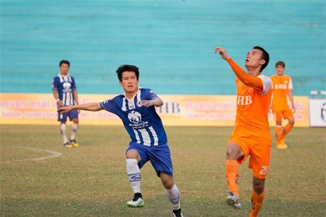 Xuân Nam (áo vàng) trong một trận đấu ở Lao League. Ảnh: NVCC