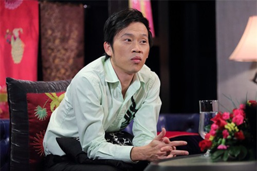 Khi cởi bỏ những chiếc áo bà ba quen thuộc với khán giả, Hoài Linh vẫn không giấu được khuôn mặt lành như cục đất.