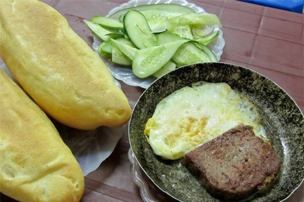 "Nuốt nước miếng" với bánh mì chảo ngon nổi tiếng Hà Nội 1