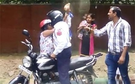 Canh sat giao thong dung gach tan cong phu nu o An Do