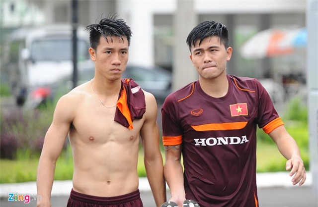 Cầu thủ U23 VN tinh nghịch trong ngày trở lại tập luyện