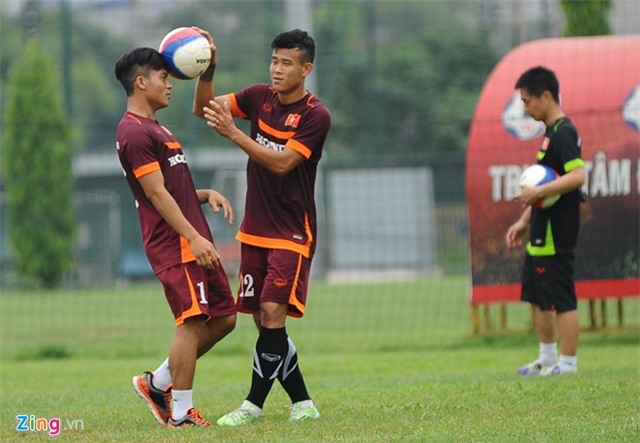 Cầu thủ U23 VN tinh nghịch trong ngày trở lại tập luyện