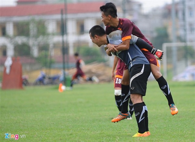 Cầu thủ U23 VN tinh nghịch trong ngày trở lại tập luyện