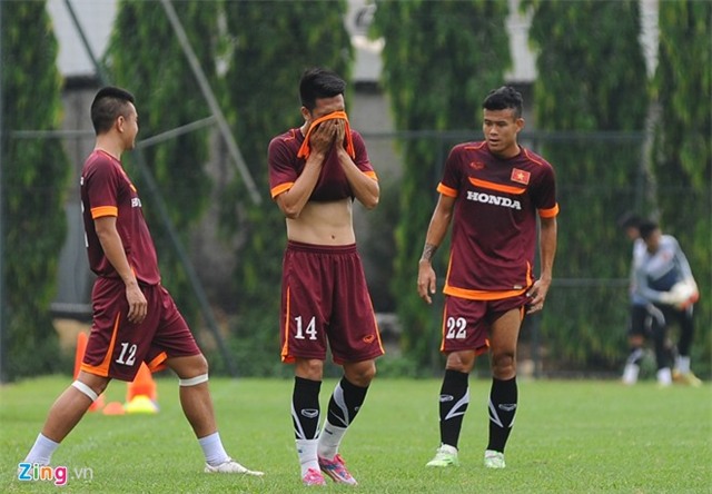 Cầu thủ U23 VN tinh nghịch trong ngày trở lại tập luyện