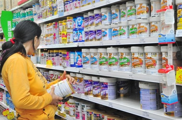 Giá bán các sản phẩm sữa dành cho trẻ em dưới 6 tuổi đã giảm sau khi cơ quan chức năng quyết định áp giá trần.