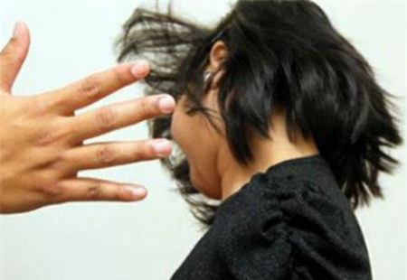 Vì ăn vụng mà bé gái 5 tuổi bị bố mẹ ruột đánh đến chết. (Ảnh minh họa)