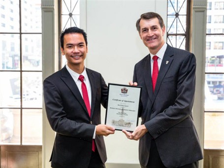 Đại diện Hội đồng TP&nbsp;Brisbane (Úc) trao quyết định bổ nhiệm đại