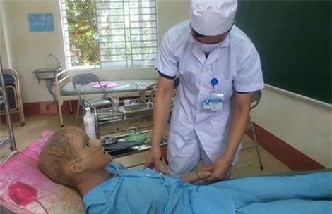 Sinh
viên ĐH Y Dược Thái Nguyên trong một ca thực hành trên mô hình người bệnh. Ảnh:
HH