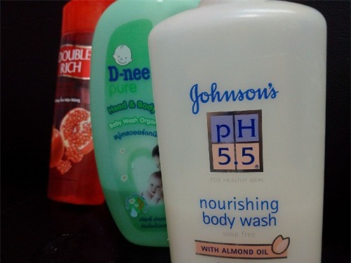 Khăn ướt và sữa tắm cho trẻ em có chất Bộ Y tế cấm ngập thị trường