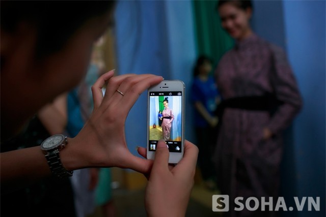 Thùy Dung dưới con mắt nhiếp ảnh của Hoa hậu Ngọc Hân, người đang cầm điện thoại.