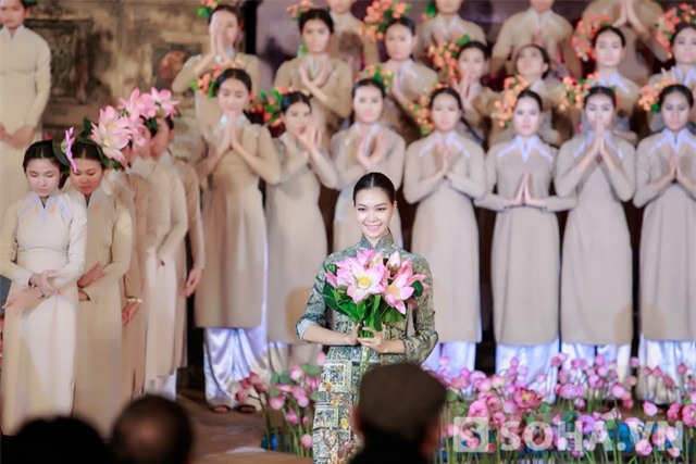 Khoảnh khắc dịu dàng của người con gái miền Trung trong tà áo dài truyền thống.