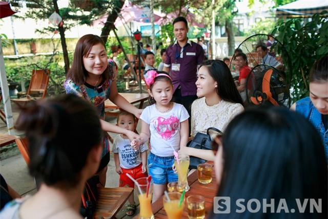 Trong khi mọi người đang dùng cafe, có một thực khách gần đó đã dắt hai con đến để xin một tấm ảnh chụp cùng Hoa hậu.