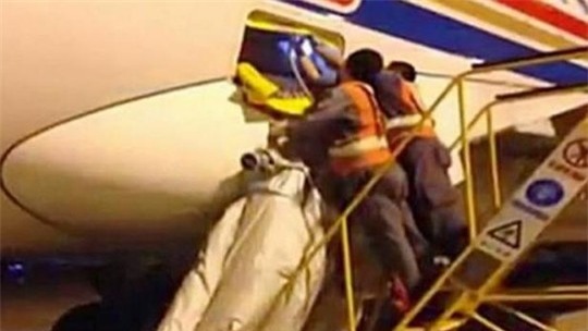 Một hành khách Trung Quốc gây trì hoãn 2 giờ đồng hồ khi bật phao trượt khẩn cấp. Ảnh: Straits Times
