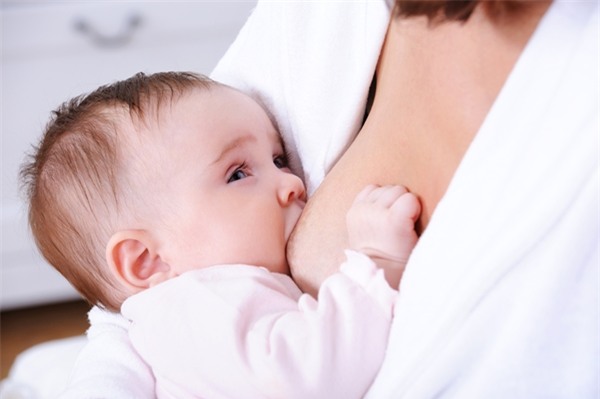 Lợi ích khi cho con bú sữa mẹ