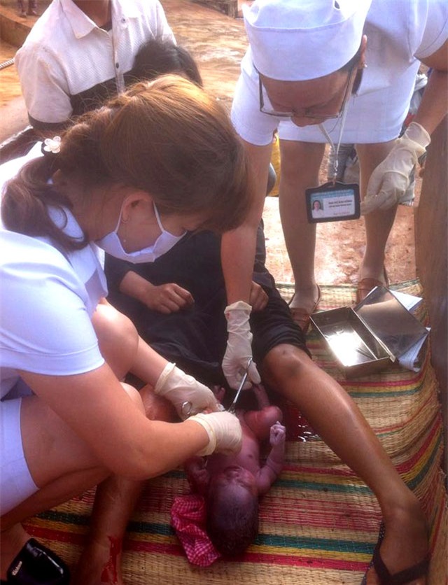 Ly kỳ chuyện sản phụ vượt cạn trên xe công nông - 1