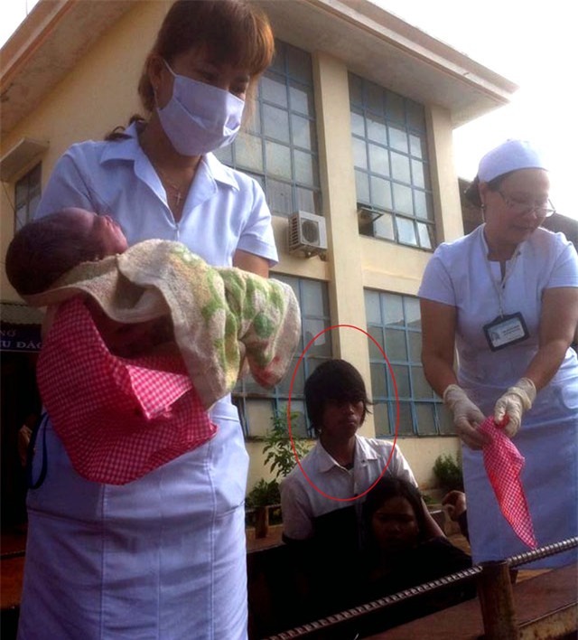 Ly kỳ chuyện sản phụ vượt cạn trên xe công nông - 2