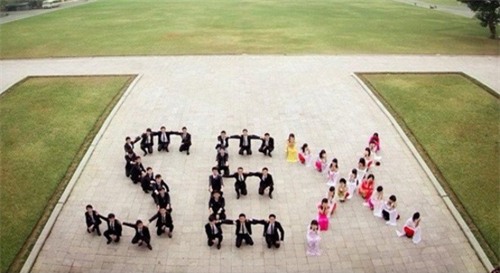 Sinh viên xếp hình