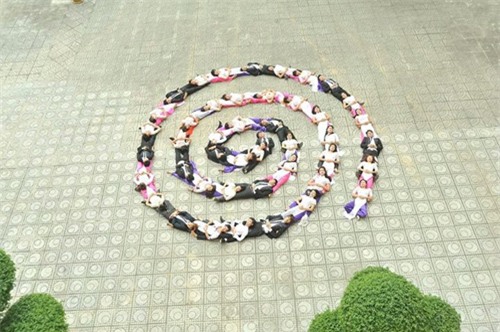 Sinh viên xếp hình 