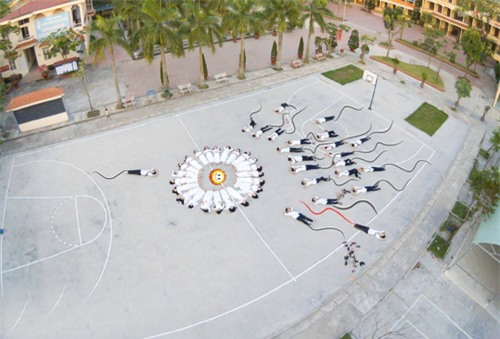 Sinh viên xếp hình 