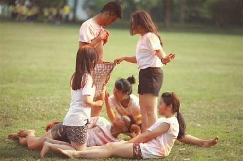 Sinh viên xếp hình 