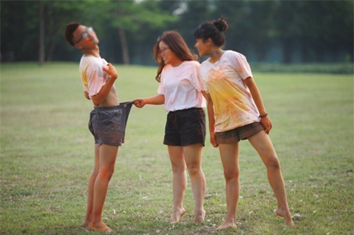 Sinh viên xếp hình 