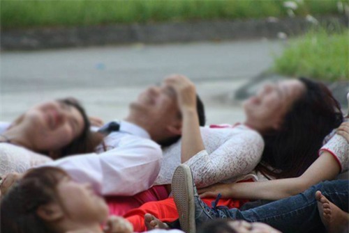 Sinh viên xếp hình 