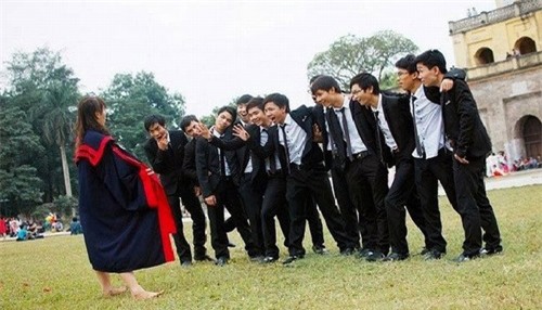 Sinh viên xếp hình 