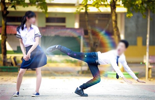 Sinh viên xếp hình