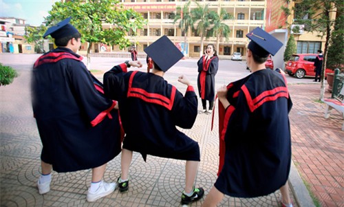 Sinh viên xếp hình