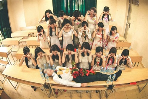 Sinh viên xếp hình 