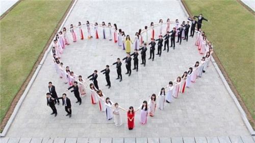 Sinh viên xếp hình 